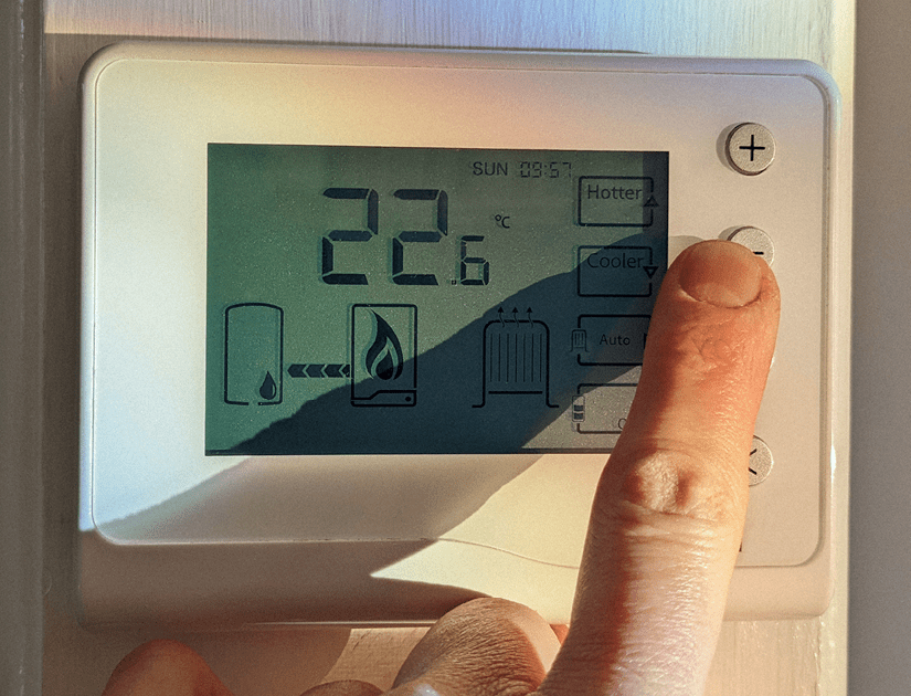 Turning down the central heating with a wireless thermostat